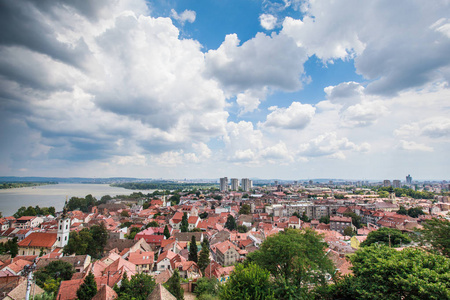 在泽蒙, 塞尔维亚, 贝尔格莱德的老屋顶, 东正教和多瑙河的全景景色, 背景优美的天空