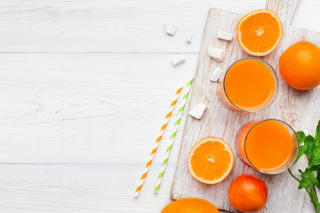 木桌水果鲜橙汁
