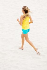年轻女子在沙滩上运行