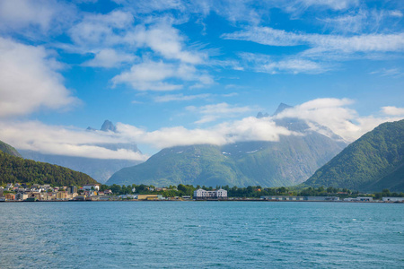 自然风景全景与海湾 Romsdalsfjorden 和山, 挪威