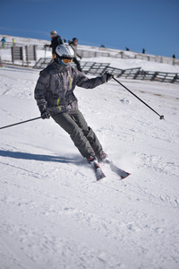 男子速度滑雪与蓝蓝的天空，在背景中
