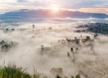 黎明时分，泰国的雾海中日出