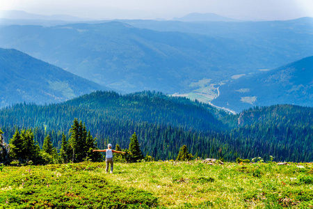 在加拿大不列颠哥伦比亚省中部 Okanagen Shuswap 高地附近的高山村, 一个高级妇女享受着在托德山山坡上的户外活动。