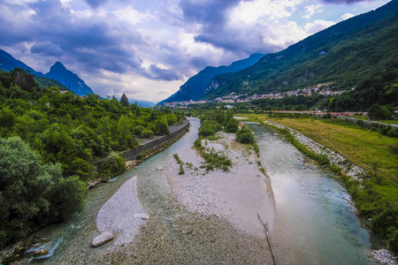 Piave 河意象的高山景观