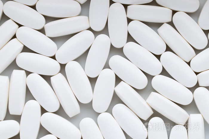 白色背景上的白色药片