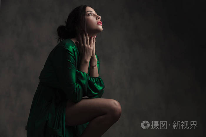 性感女人的侧面视图绿色舞厅礼服抚摸她的脖子 仰望灰色壁纸背景照片 正版商用图片0rpc4b 摄图新视界