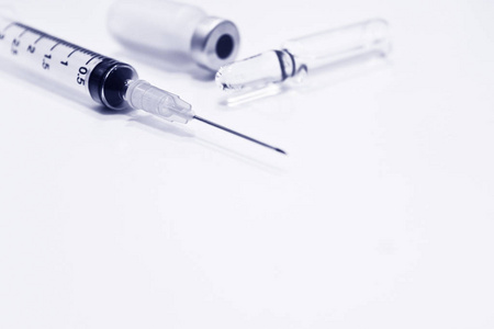 药物或疫苗的瓶和安瓿和3毫升塑料注射器与针隔绝在白色背景上