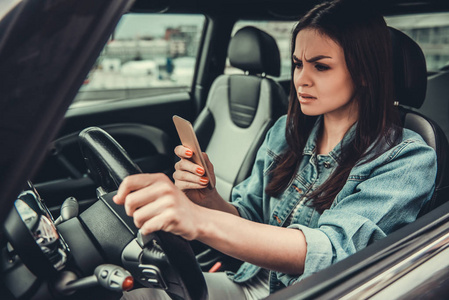 高级女技工在车库修车相似素材图片 摄图新视界