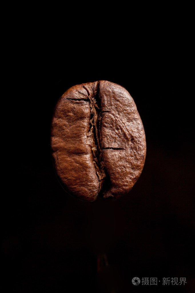 在黑色背景上一个咖啡豆黑咖啡