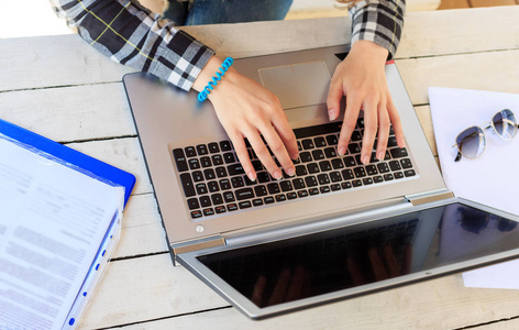 工作区与女孩手, 手提电脑, 文件夹与文件, 太阳镜照片