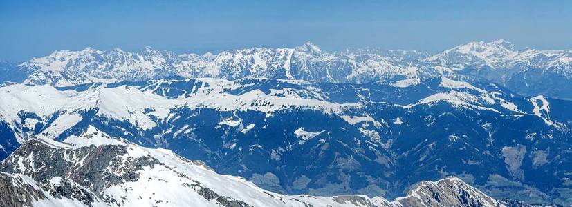 阿尔卑斯山在冬天全景。从萨尔茨堡山顶, 3029m, 蒂罗尔阿尔卑斯山的美丽景色。山上有白雪和蓝天。全景