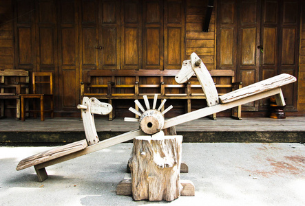 木制跷跷板板与木制旧门和椅子的背景