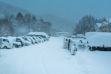 日本冬季停车场雪 Vechiles 盖