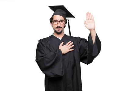 毕业胡子人自信地微笑, 而作出真诚的承诺或誓言, 庄严宣誓与一只手在心脏