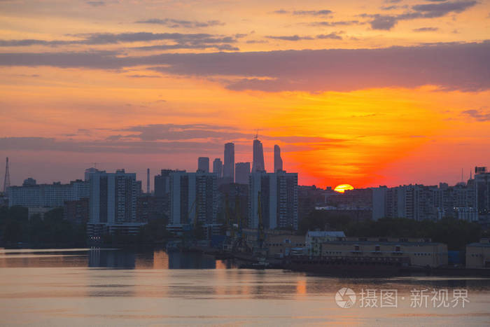 在城市的日出。建筑物的剪影