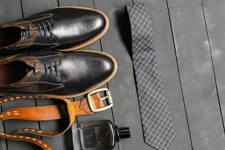 男士鞋和配件放在木地板上
