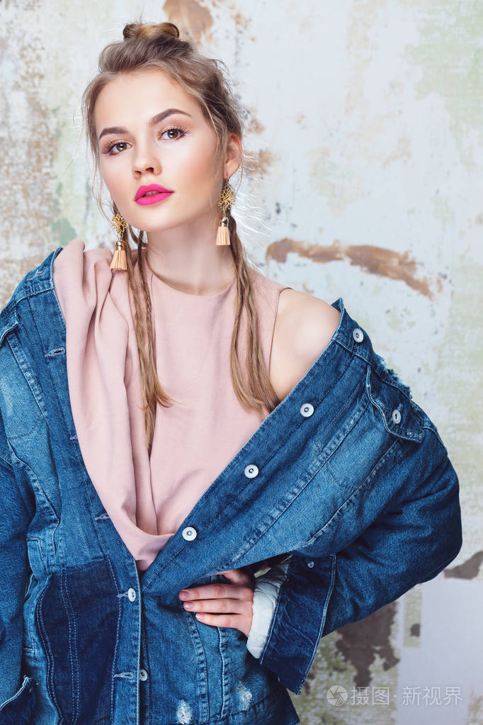 魅力十足的女孩,与明亮的粉红色的嘴唇