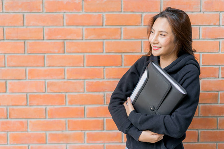 女学生站在墙上校园