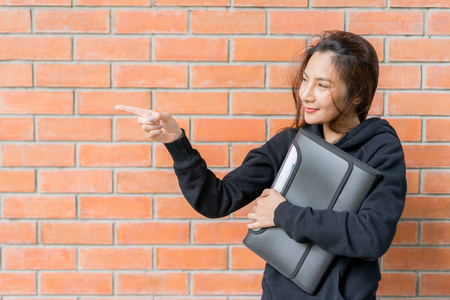 女学生站在墙上校园