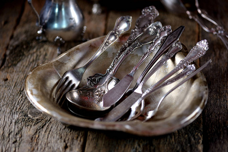 老式古董餐具叉 勺子 刀子等老的木制背景。乡村风格