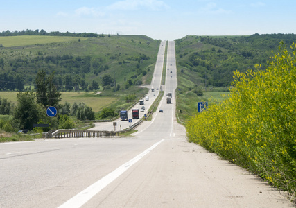 查看在道路上中午夏天