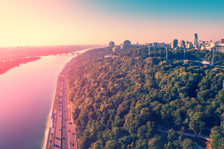 基辅市早上。第聂伯河河的右岸。Naberezhne 高速公路。乌克兰