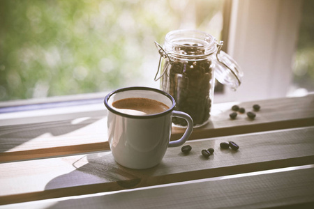 清新温暖阳光下的本茨杯清新的清晨咖啡照片