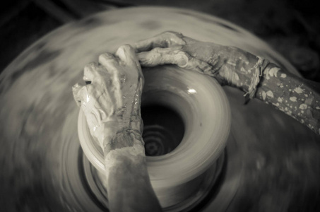 一个特写镜头的制作陶器的波特男人的手