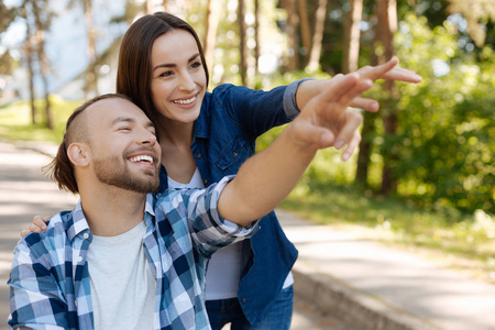 几个快乐的人,同时指向同一个方向照片