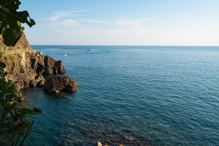 海海岸在夏天天在五渔村, 意大利