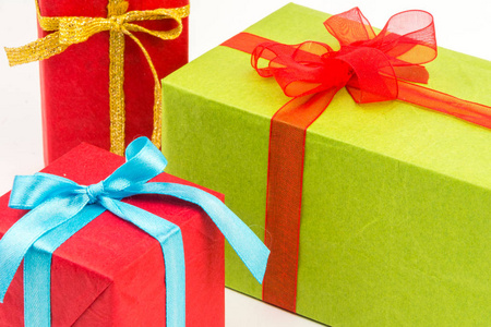 大堆花花绿绿包裹在白色背景上孤立的礼品盒。山的礼物。美丽的礼物盒，用压倒性的弓。圣诞惊喜图标。快乐的新年装饰，折扣，促销活动