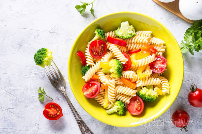 纯素食面食 fusilli 蔬菜。顶部视图