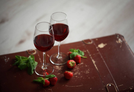 红酒的酒杯装饰着草莓和薄荷图片