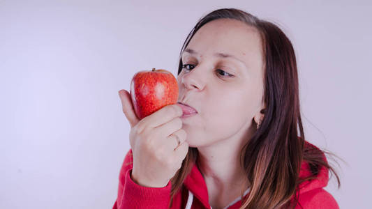 雌性手在白色背景下保存红色水果, 特写。女孩的脸抱着新鲜的苹果。园艺和秋季概念。妇女提供本土收获