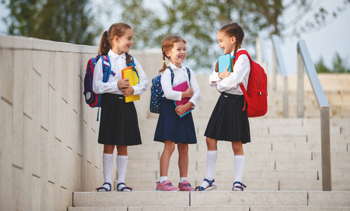 快乐的孩子女孩女朋友女学生小学学校