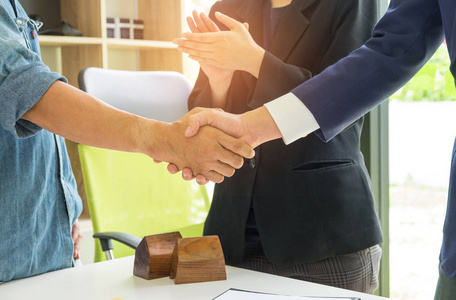 家校携手概念家购买合同,与客户携手家销售照片