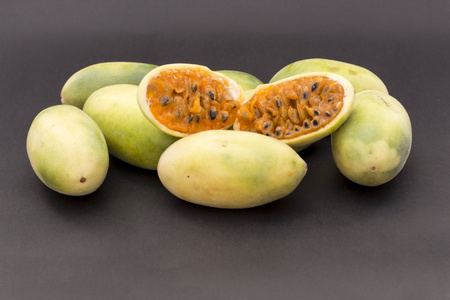 拉美国家水果叫香蕉西番莲 (南纬西番莲深裂) (西班牙语大多是 tumbo