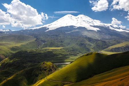 布鲁斯和青山在阳光明媚的夏天一天。布鲁斯地区，北高加索地区俄罗斯