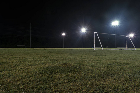 目标对空足球场低角度夜照片