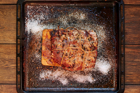 在平底锅中多汁可口的猪肉冷却, 它是冷的, 因为薄切片牛排酱可能是不同的, 服务与烤蔬菜服务