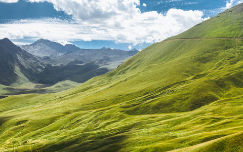 如诗如画的山风景。绿山和山脉的一个阳光明媚的夏日。布鲁斯地区，北高加索地区俄罗斯