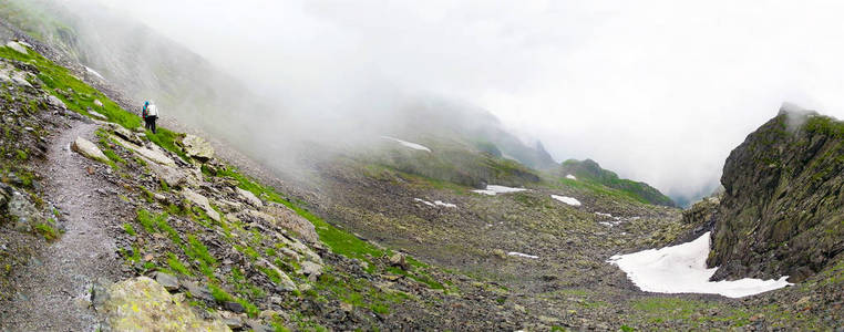 在夏天的 Fagaras 山全景