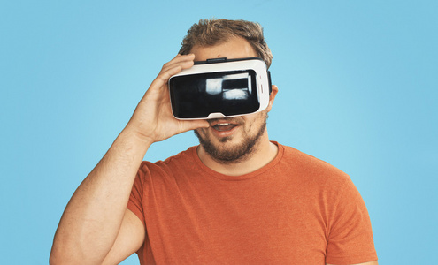 年轻人穿上虚拟现实的护目镜