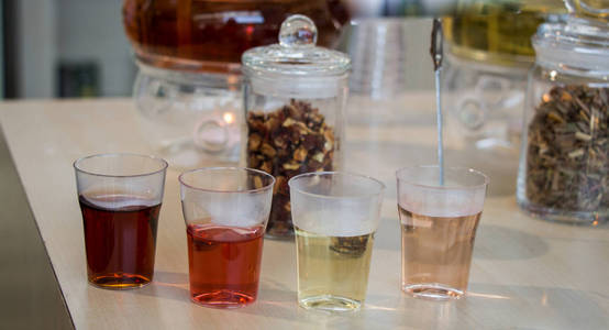 玻璃茶壶和茶叶酿造的草药茶玻璃