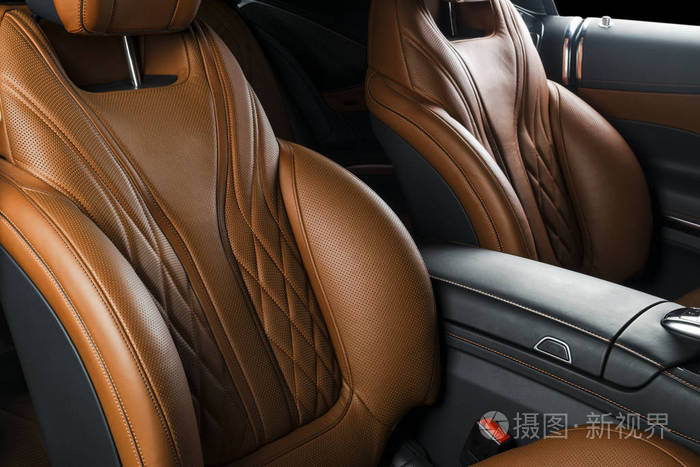 室内的威望现代汽车.舒适的皮革红色座椅.