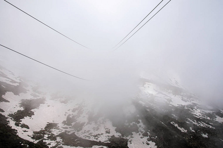 观缆车电缆的钻头 du Midi，在法国阿尔卑斯山的路上