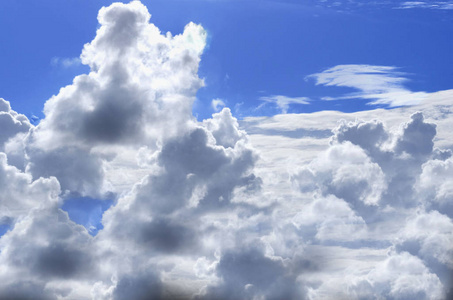 一大片蔚蓝的天空中的积云插画