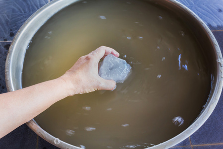 上的白板上的三个块除臭喷雾, 卷上, 自制奶油, 粉末, 矿物明矾水晶棒