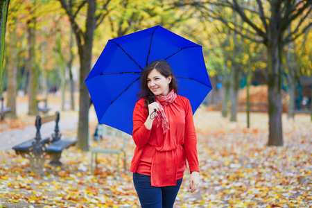 美丽的年轻女子，用蓝色的伞