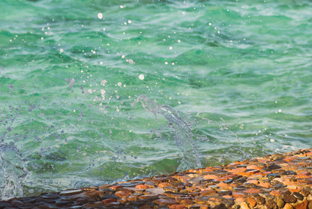 美丽清晰绿松石海海洋水表面的涟漪低波海景背景，水平图片照片特写